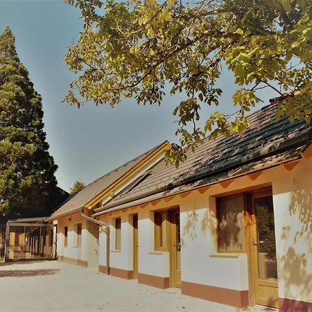 Mamutfenyo Panzio Bed & Breakfast