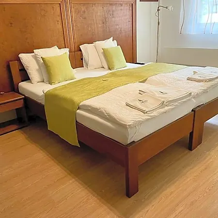 Bed and Breakfast Mamutfenyo Panzio Tata