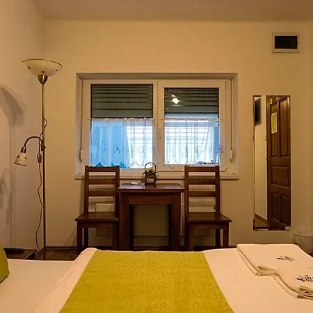 Mamutfenyo Panzio Bed & Breakfast Tata