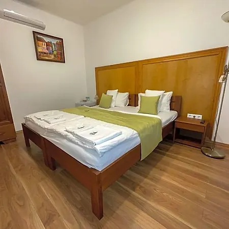 Bed & Breakfast Mamutfenyo Panzio Tata